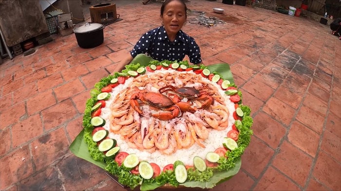 Khoe mâm cơm hải sản siêu to khổng lồ, bà Tân Vlog khiến dân mạng la ó không ngừng vì cách làm lạ