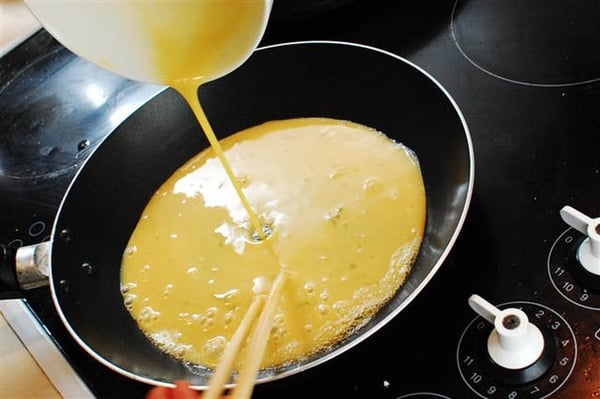Trứng vàng ươm thơm phức, rán 2 quả mà nhiều như 4 quả