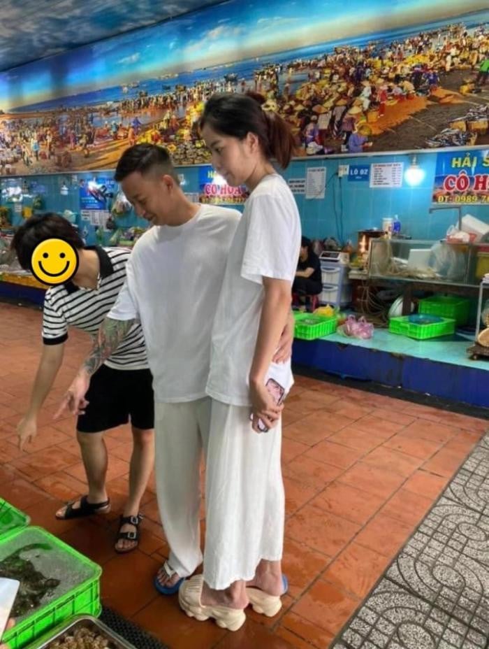 Xôn xao hình ảnh Nam Em đi chợ mua hải sản trước khi chồng sắp cưới nhập viện