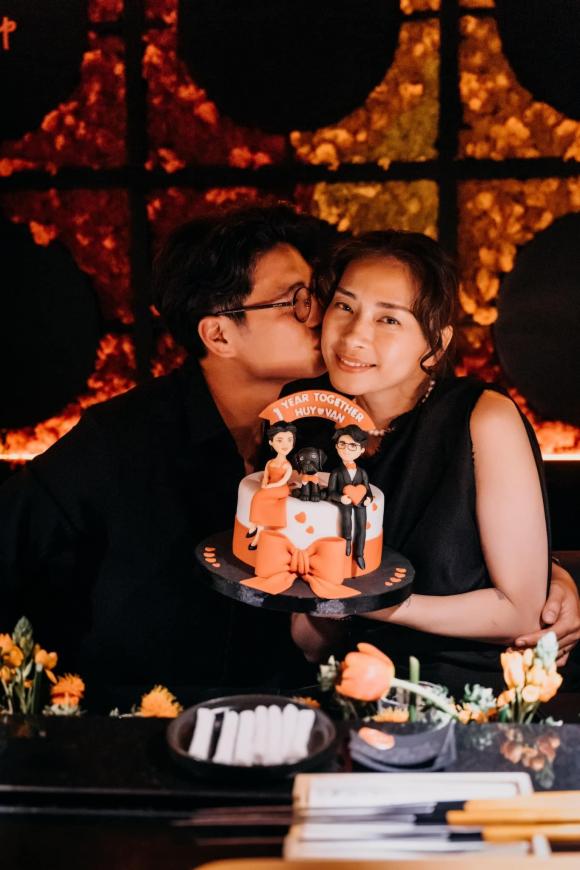 Ngô Thanh Vân và Huy Trần tổ chức kỷ niệm một năm ngày cưới sang chảnh, cặp đôi tình tứ hết nấc