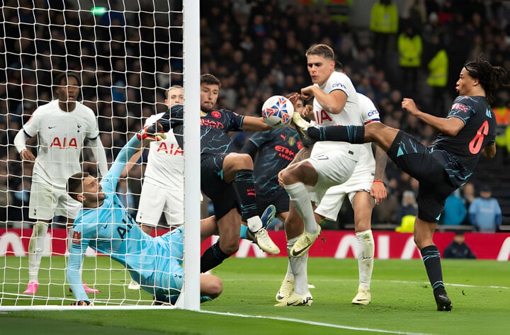 Tranh cãi bàn thắng giúp Man City đánh bại Tottenham tại FA Cup