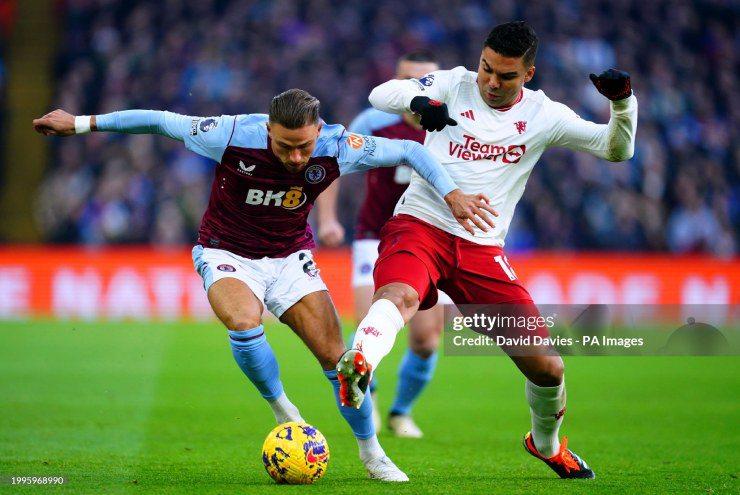 Trận đấu giữa Aston Villa (áo sẫm) và MU diễn ra hấp dẫn