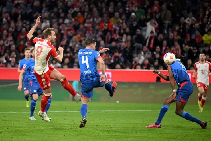 Harry Kane mang lại cho Bayern Munich bàn mở tỷ số trước khi vô-lê ấn đinh tỷ số ở phút bù giờ